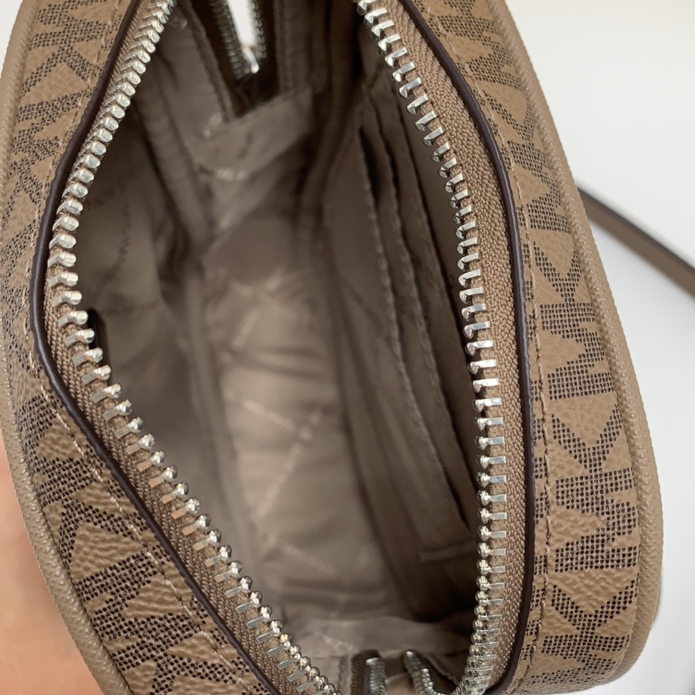 MICHAEL KORS
Jet Set Travel Medium Signature Logo Crossbody Bag
COLOR DUSK - Picture 14 of 16